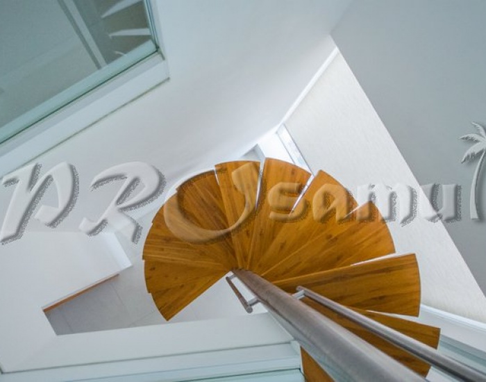 Лестница между первым и вторым этажами апартаментов на пляже Бопхут - HR0146