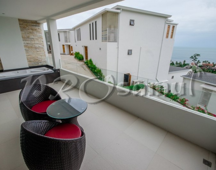 Балкон с джакузи и видом на море квартиры-студии на пляже Ламай - HR0252