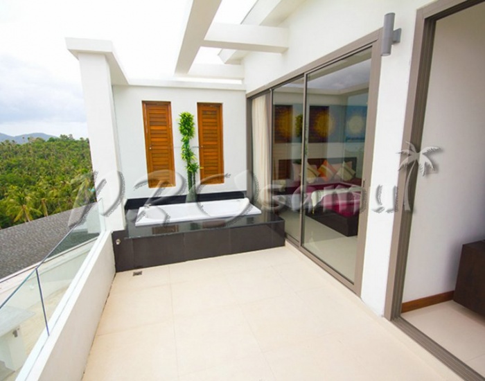 Балкон с джакузи апартаментов на пляже Ламай - HR0252